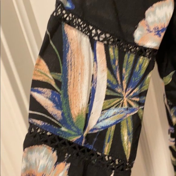 NWT - Roxy Black Long Sleeve Blouse Flower Pattern - Picture 11 of 11
